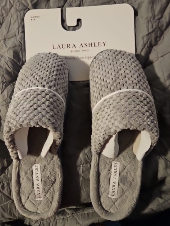Laura Ashley Shoes - Laura Ashley NEW Memory FOAM Slippers Size Large (8-9)